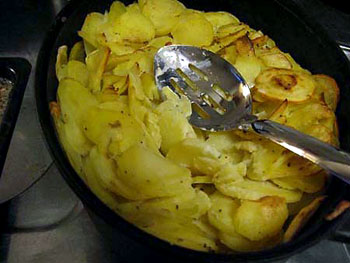 Valkosipuliperunoita