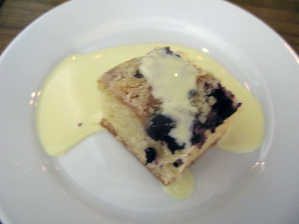 marjapiirakka vaniljakastikkeella