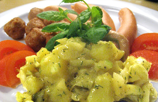 perunasalaattia nakkien ja lihapullien kera